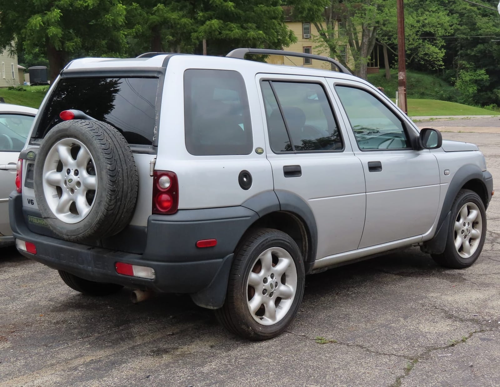 The rear of a silver 2002 Land Rover Freelander SE five-door, its spare wheel mounted on the side-hinged tailgate
