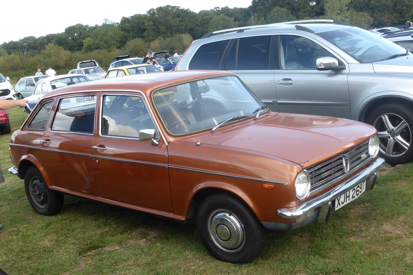 A brown 1978 Austin Maxi 1750 HL on grass at a classic vehicle show, front three-quarter view, UK registration XJH 269T