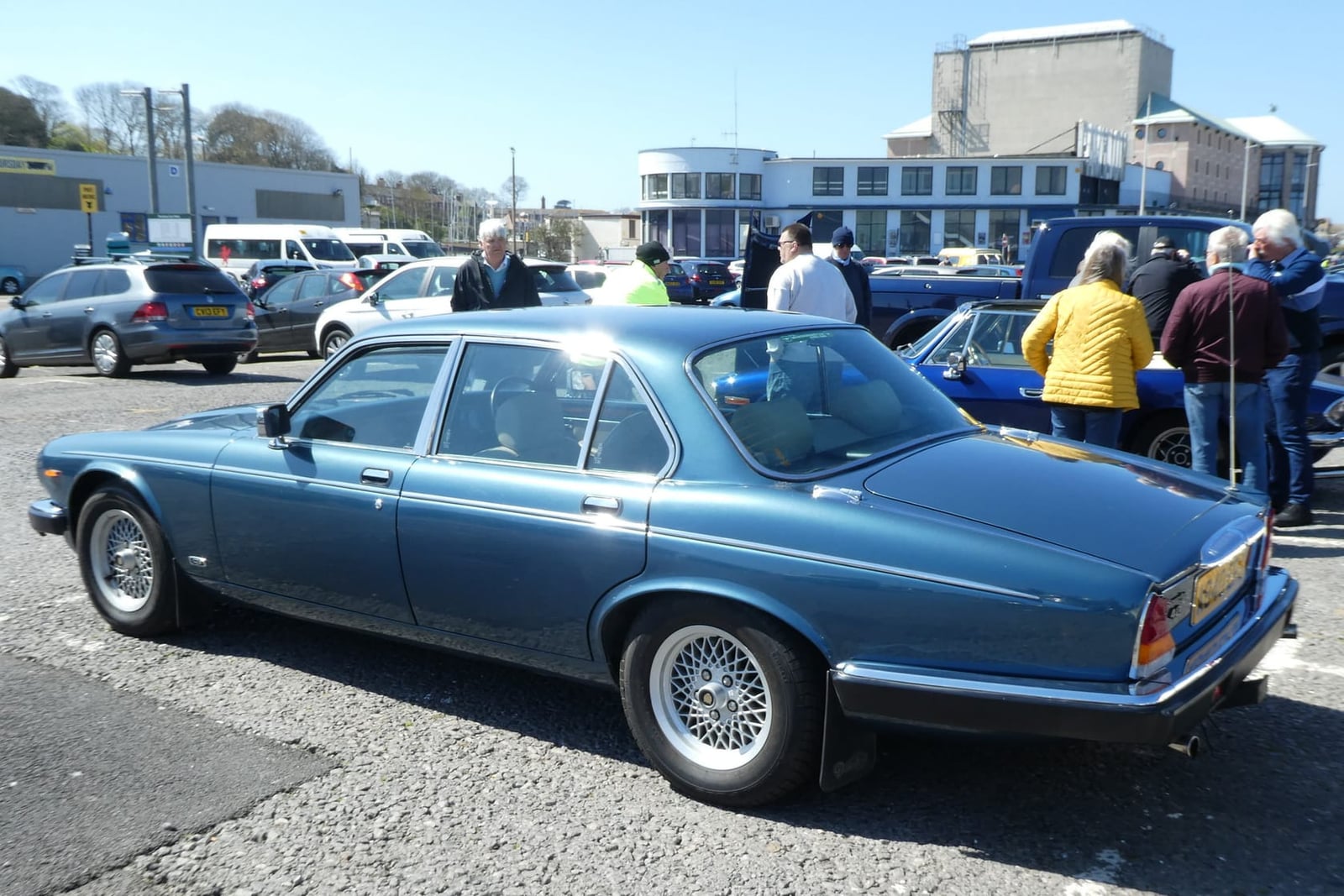 The rear three-quarter of a dark blue 1984 Daimler Sovereign 4.2 with a UK registration at a show