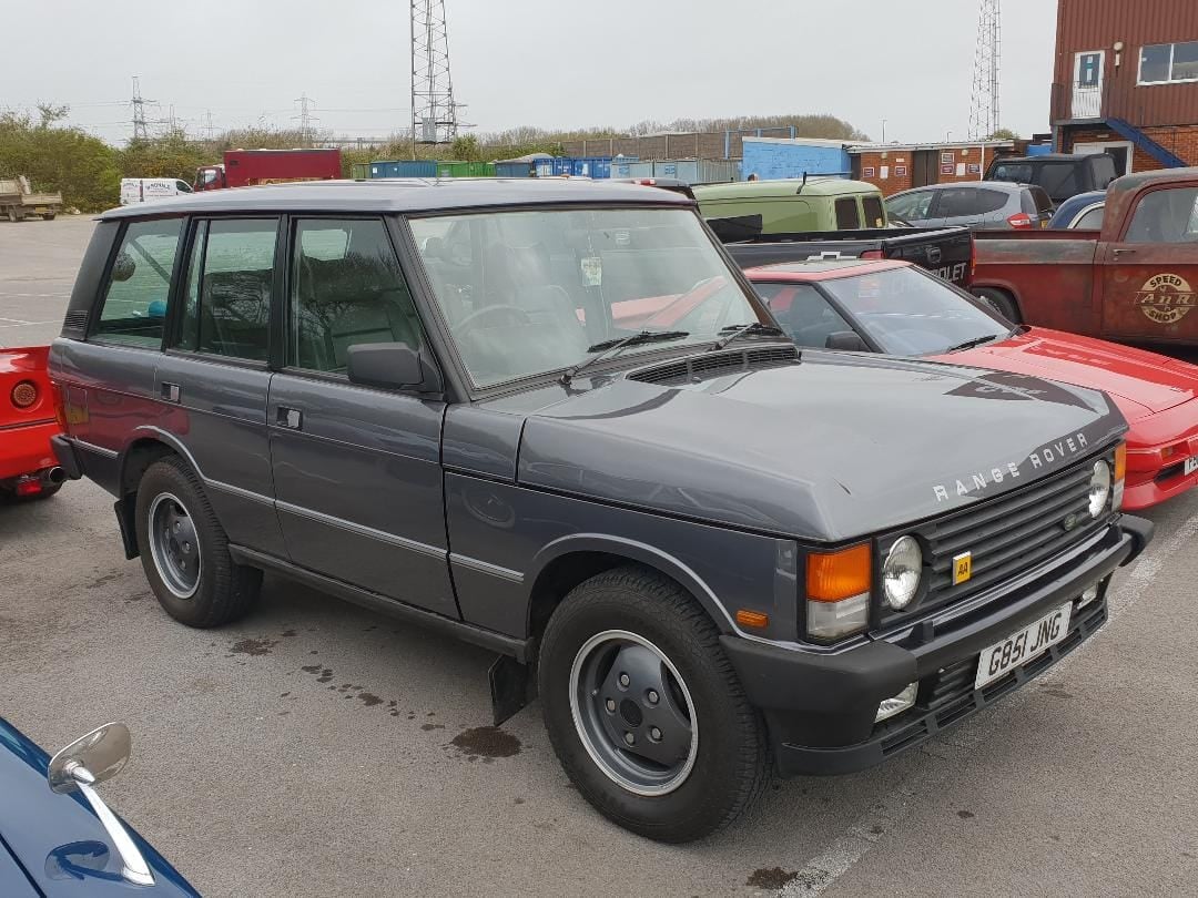 A grey 1990 Range Rover Vogue 3.9 four-door with a UK registration parked in a car park
